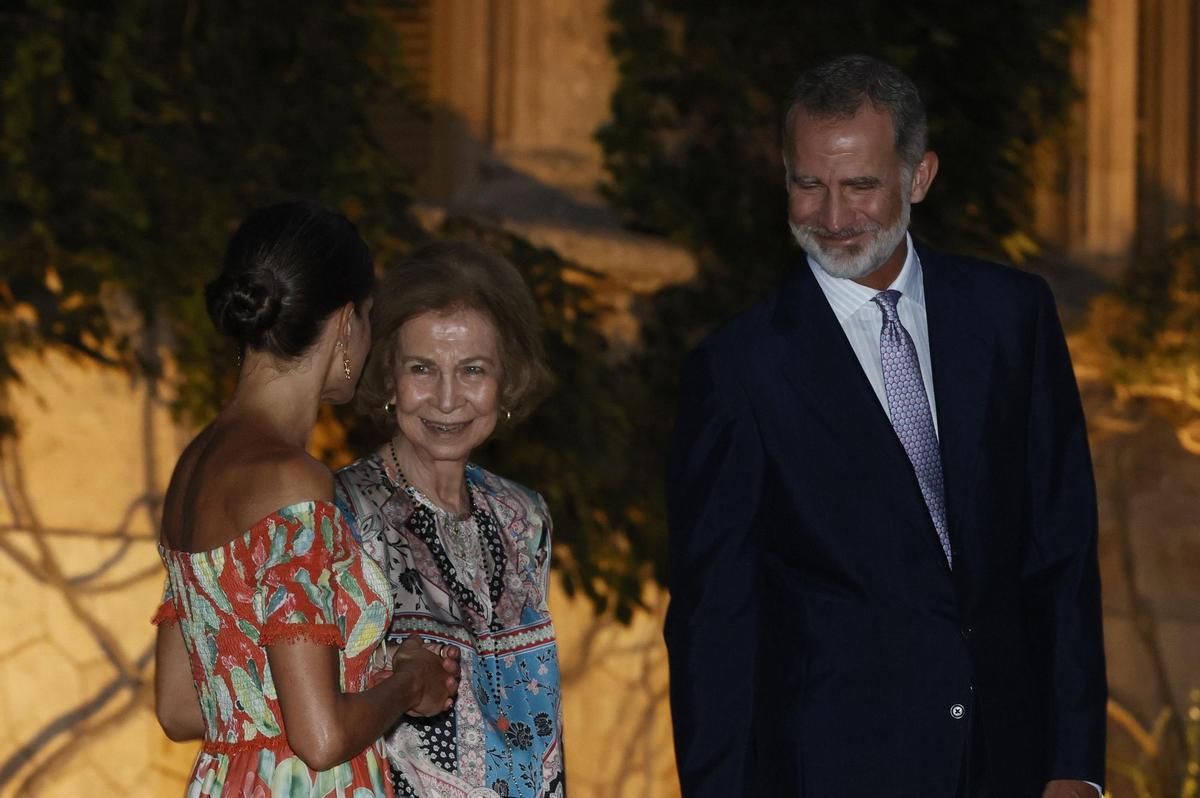 PALMA DE MALLORCA, 04/08/2022.- Los reyes Felipe VI y Letizia (d), acompañados de la reina Sofía (c), reciben este jueves a más de 300 representantes de la sociedad balear, en un encuentro que por primera vez tiene lugar en los jardines del Palacio de Marivent, en Palma de Mallorca Marivent. EFE/Ballesteros