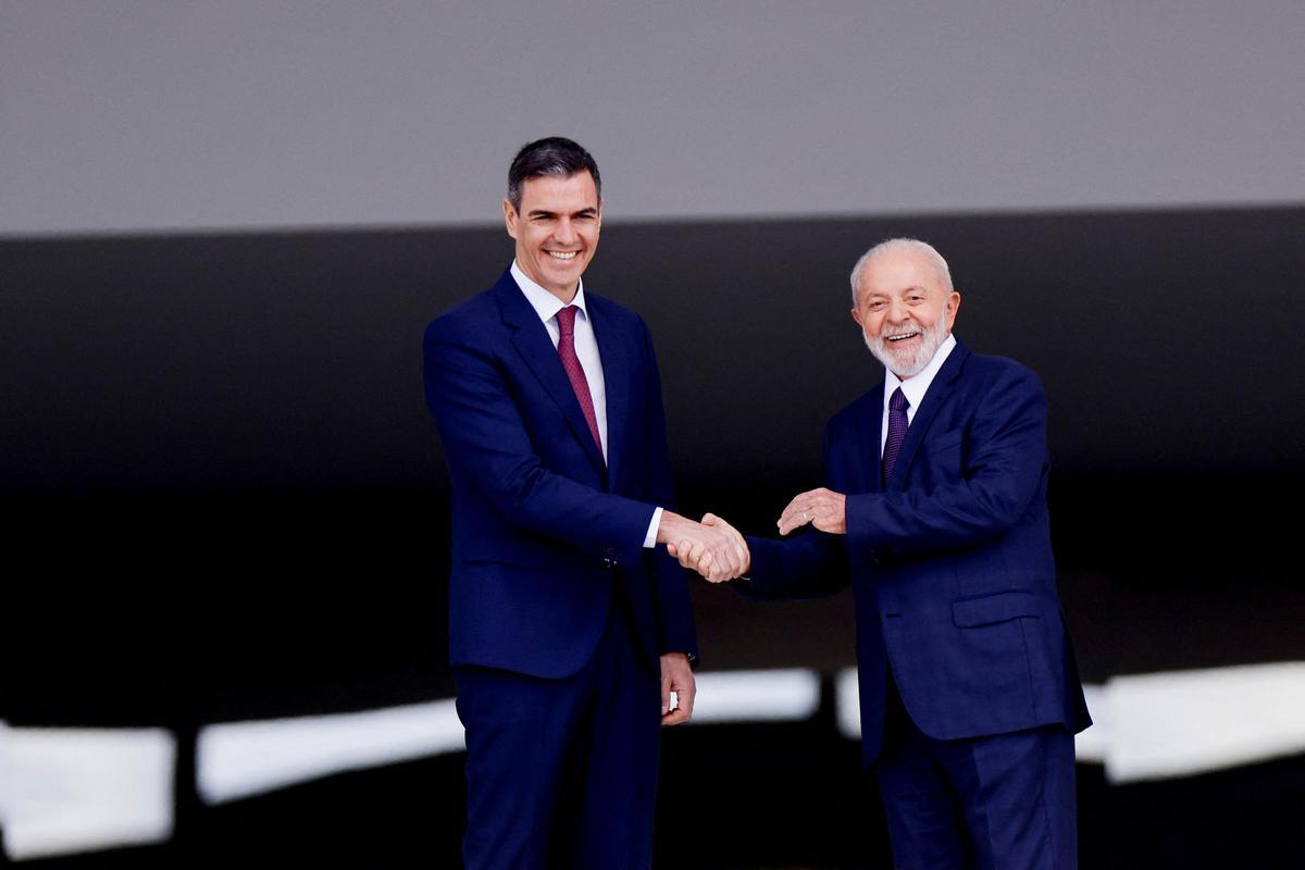 Pedro Sánchez visita a Lula Da Silva en Brasil para buscar inversiones. El presidente, acompañado de Garamendi y varios empresarios, intenta reforzar negocios de las compañías españolas.