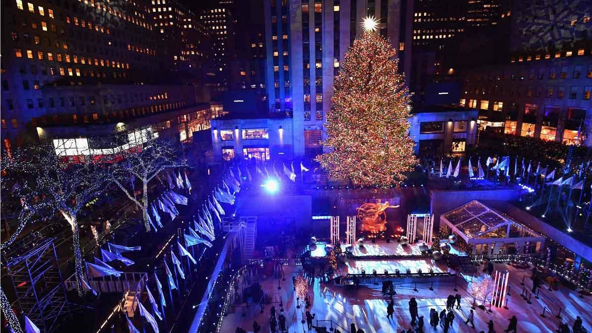Nueva York enciende el árbol del Rockefeller Center e inaugura oficialmente la Navidad.