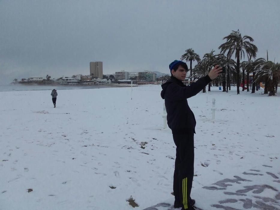 Nieve en la playa del Arenal en Xàbia.