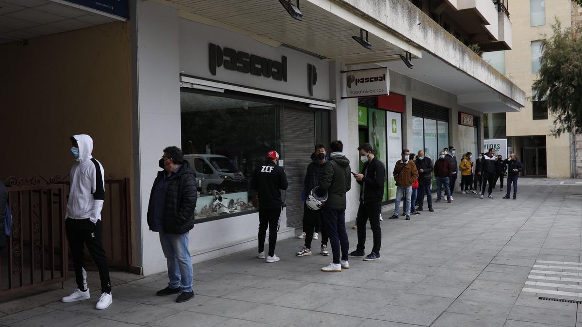 Colas para conseguir entradas del partido entre el Zamora CF y el Badajoz.