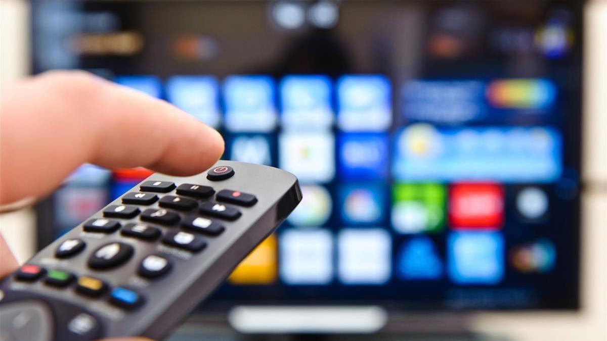 Imagen de un mando a distancia de un televisor conectado a internet.