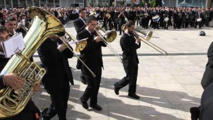 &quot;Fiesta en Benidorm&quot; a ritmo de pólvora y música