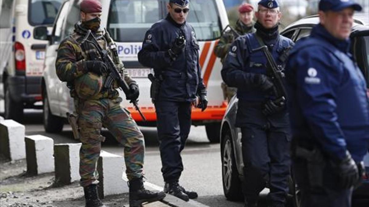 Miembros de las fuerzas de seguridad controlan el acceso al aeropuerto de Zaventem, ayer en Bruselas.