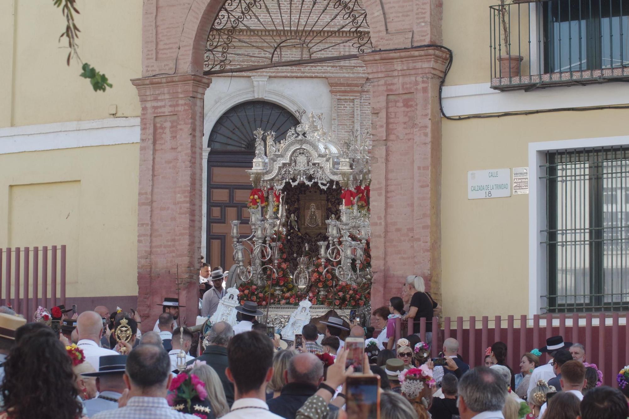 La Hermandad de Málaga sale en procesión hacia la Aldea del Rocío