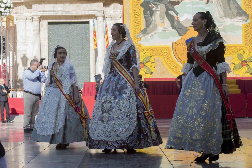 Desfile de las falleras mayores de las diferentes comisiones durante la procesión general de la Mare de Déu dels Desemparats.