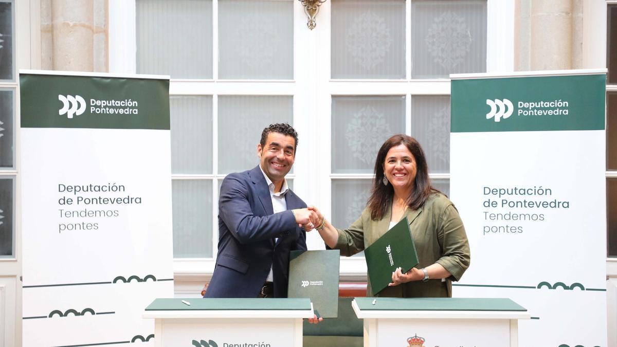 Firma del convenio entre Concello y Diputación.