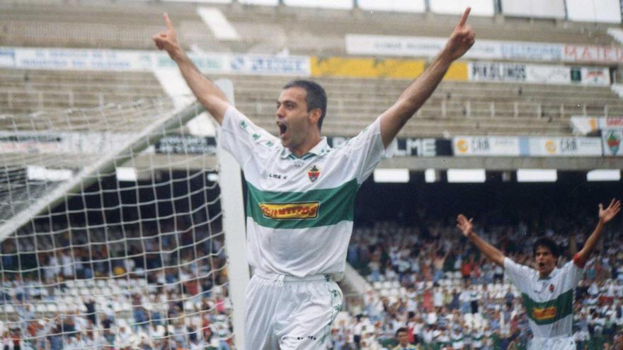 Enric Cuxart celebra un gol durante su etapa en el Elche