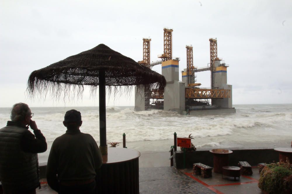 La estructura, de 43 metros de eslora, se soltó del enganche con el remolcador que la llevaba a Cádiz