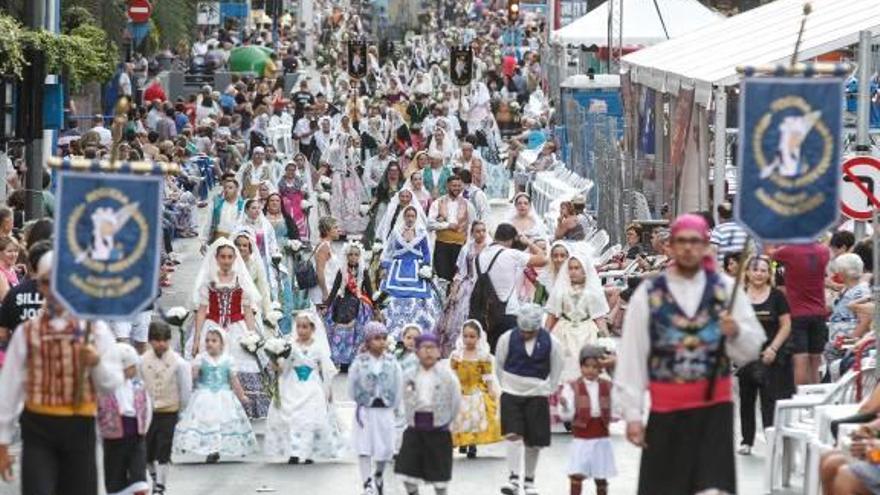 Imagen de la primera jornada de la Ofrenda de Flores, que discurrió ayer por el centro de la ciudad para culminar a las puertas de la catedral.