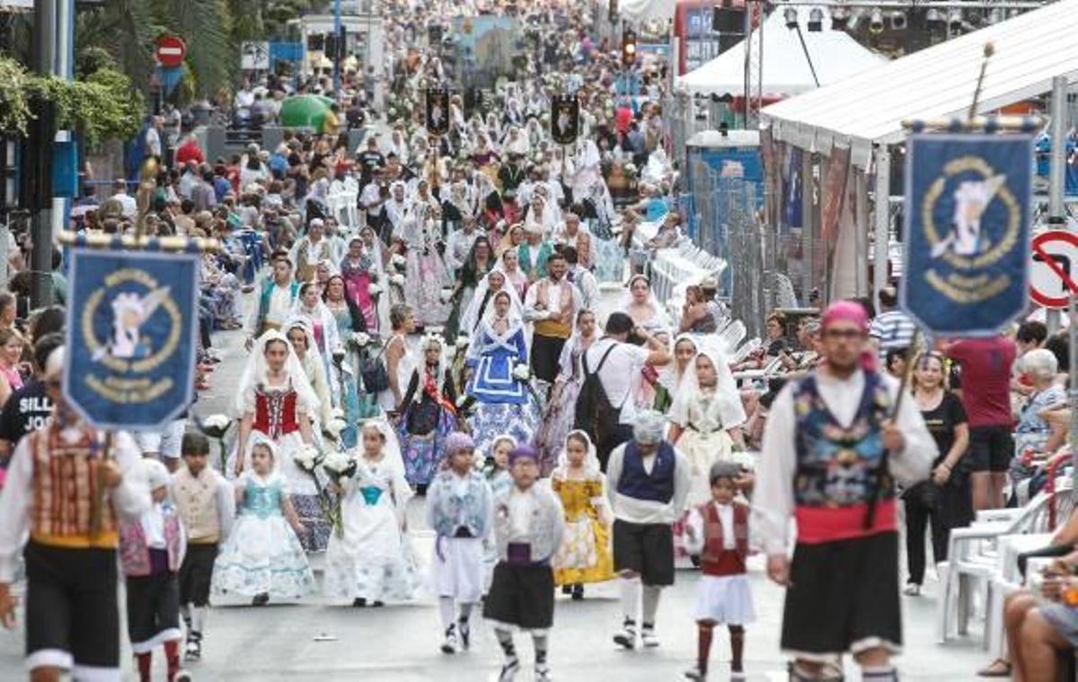 Imagen de la primera jornada de la Ofrenda de Flores, que discurrió ayer por el centro de la ciudad para culminar a las puertas de la catedral.