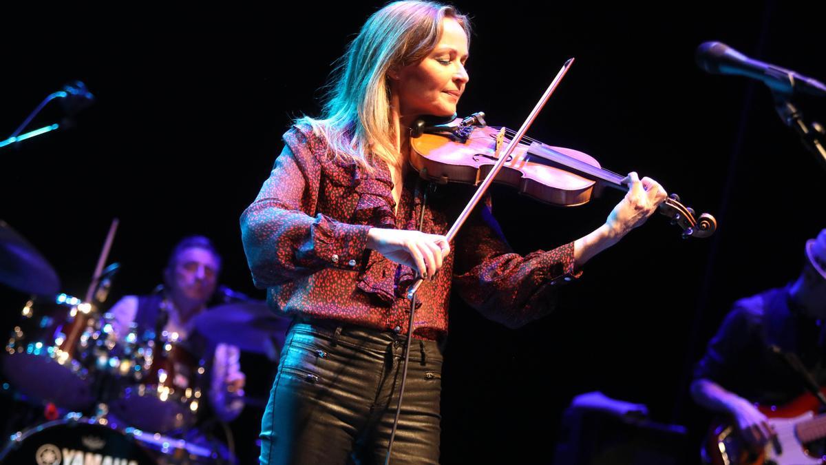 La irlandesa Sharon Corr, en su concierto del Teatro de las Esquinas de Zaragoza.