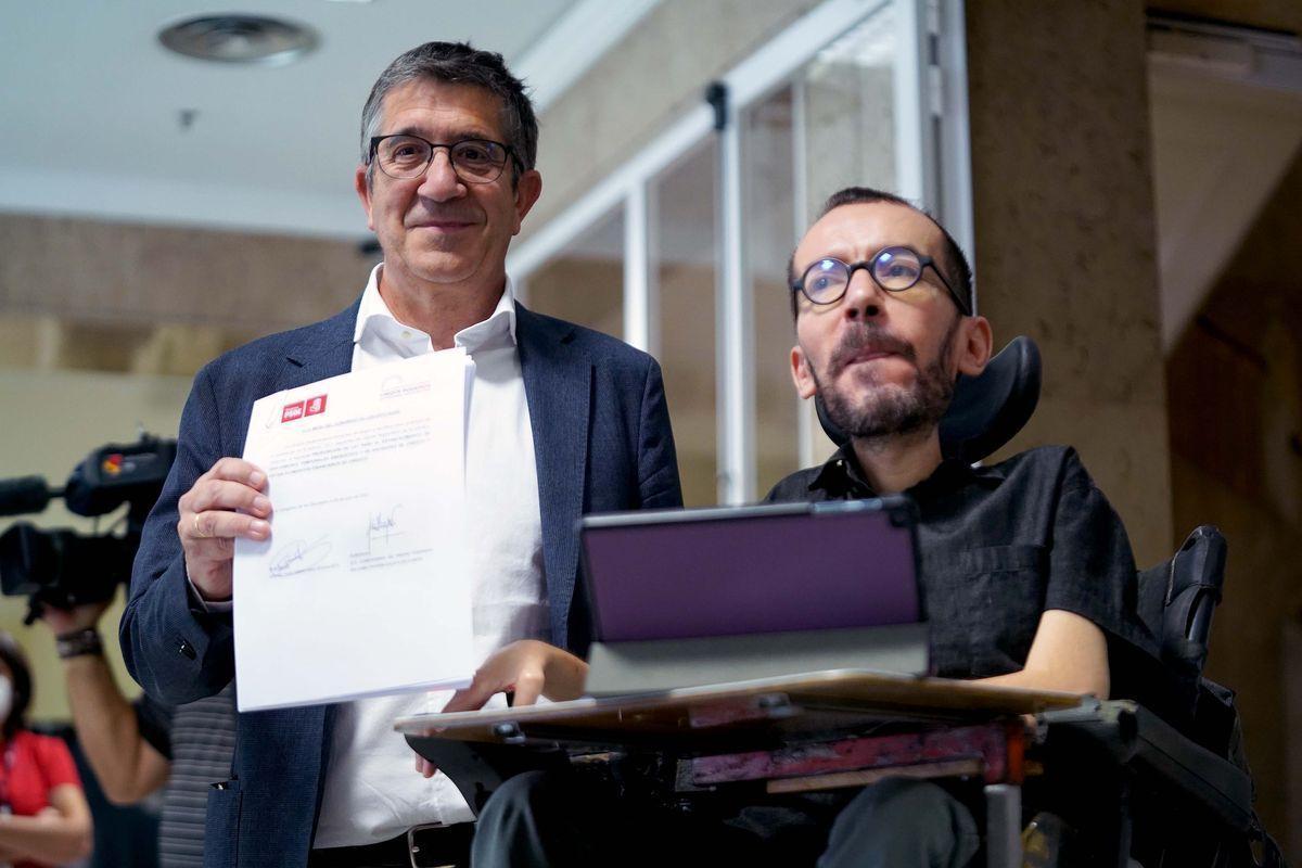 Patxi López PSOE y Pablo Echenique PODEMOS presentaron este mediodía en el registro del Congreso la propuesta de impuestos a banca y energéticas.