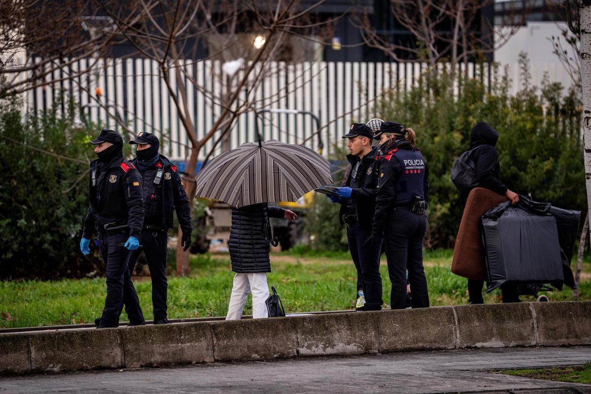 Barcelona desaloja el campamento de la Zona Franca Barcelona desaloja el campamento de la Zona Franca
