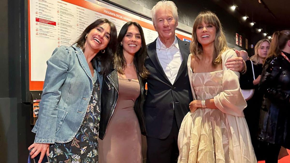 Alejandra i Cristina Brondo amb Richard Gere i la seva dona, Alejandra Silva, al BCN Film Fest. A la dreta, Aina Clotet i el seu germà Marc, en el rodatge de la pel·lícula Oh, Nora!. | EL PERIÓDICO Alejandra i Cristina Brondo amb Richard Gere i la seva dona, Alejandra Silva, al BCN Film Fest. A la dreta, Aina Clotet i el seu germà Marc, en el rodatge de la pel·lícula Oh, Nora!. | EL PERIÓDICO
