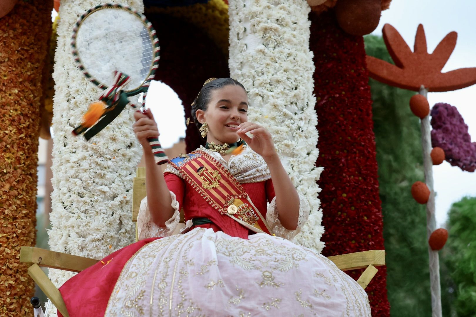 La Batalla de Flores reúne a las falleras de 2022 y 2023