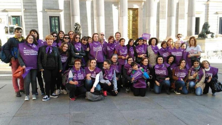 Presencia lalinense en la marcha contra la violencia de género en Madrid