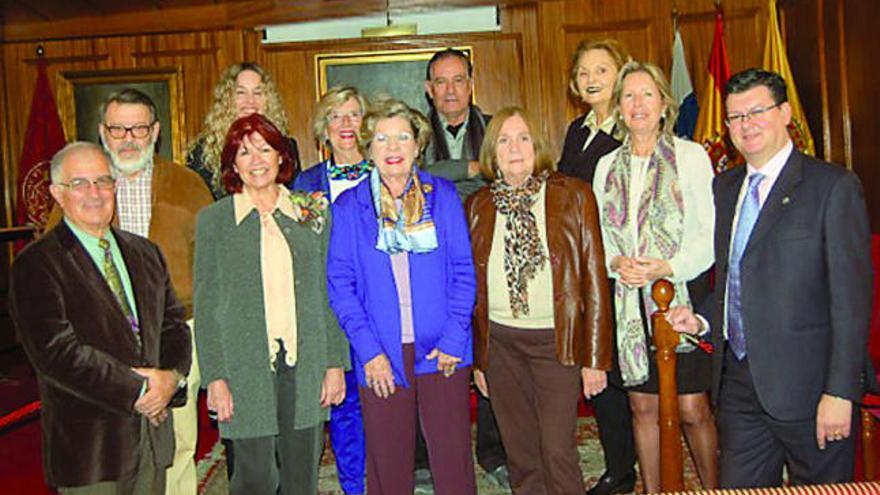 La nueva junta: en primera fila (de i a d.), Arturo Delgado Cabrera, María Concepción de Armas Fariña, Pilar Roca de Armas, Margarita Guerra Caballero, Janice Burgoyne de Betancort, Sebastián León- García Hernández. Detrás (de i. a d.), Juan Bethencourt Morell, Aída de la Serna López, María Teresa Chesa Ponce, Vicente Cabrera Morán y Benedicta Hernández Cabrera.