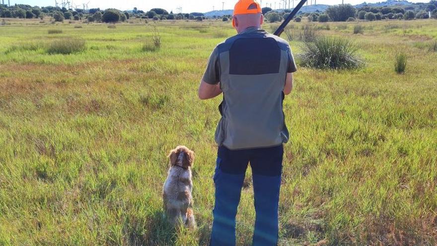 Un cazador con su perro en un campo de la provincia de Castellón. Un cazador con su perro en un campo de la provincia de Castellón.