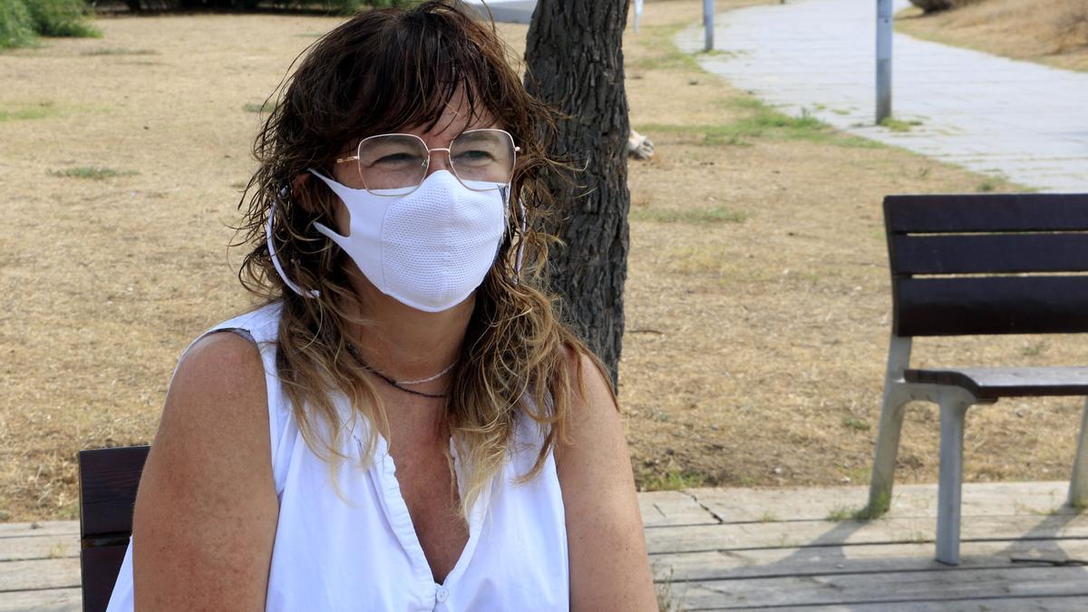 Sílvia Soler, portaveu del Col·lectiu d&#039;afectades i afectats persistents per la covid-19, asseguda en un banc del Passeig Marítim de Castelldefels