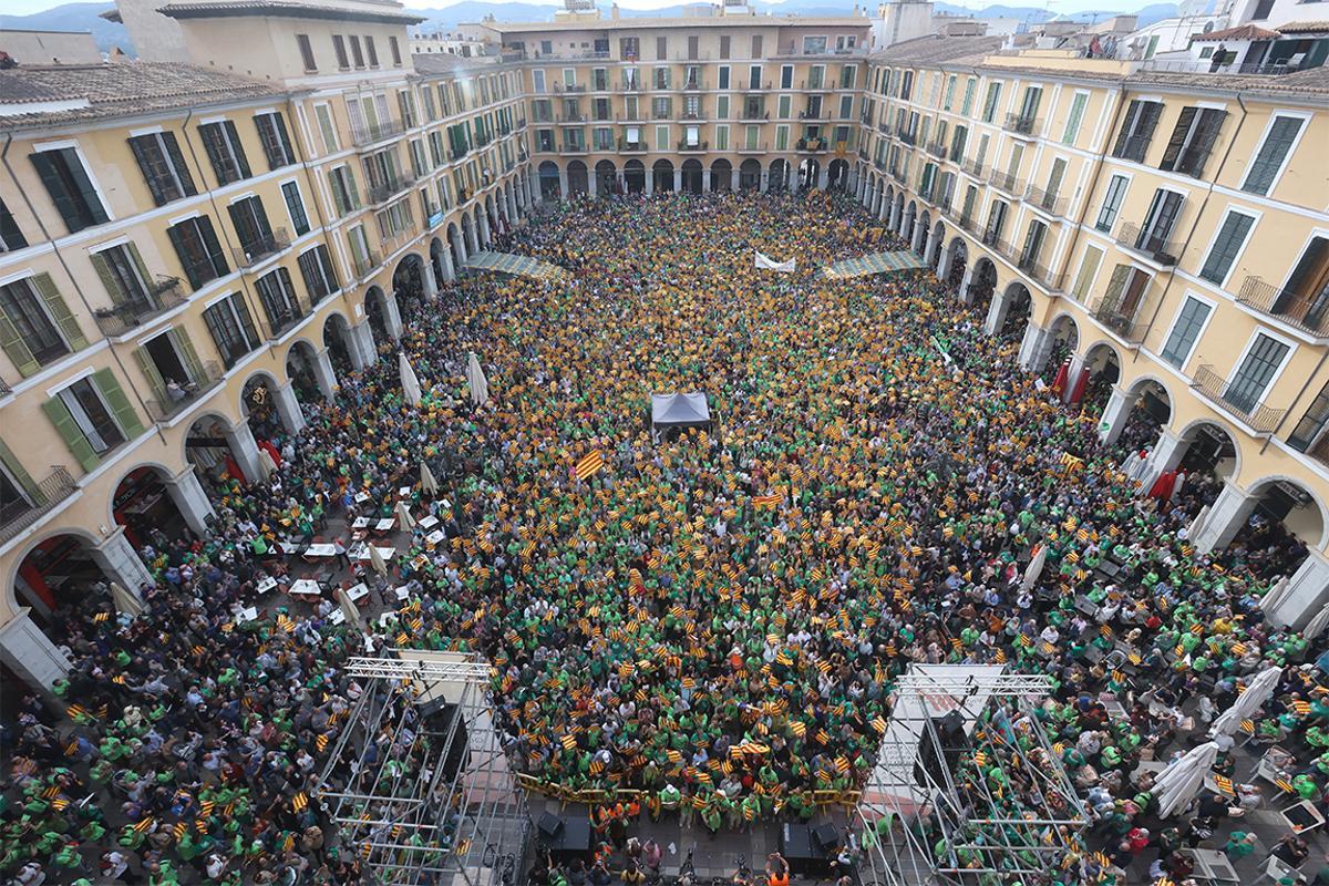Masivo clamor por el catalán en una plaza Major desbordada de gente