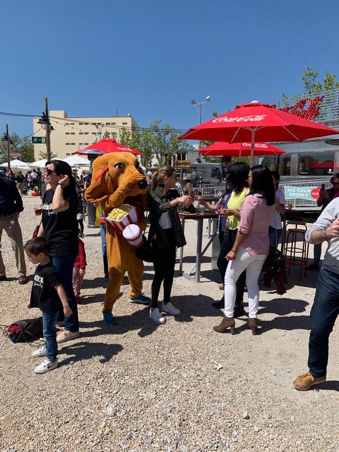 Público y mascota del Autocine