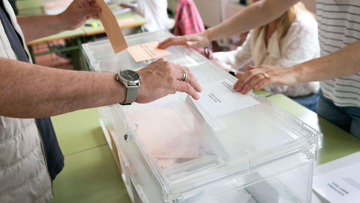 Un ciutadà diposita el seu vot en una urna electoral.