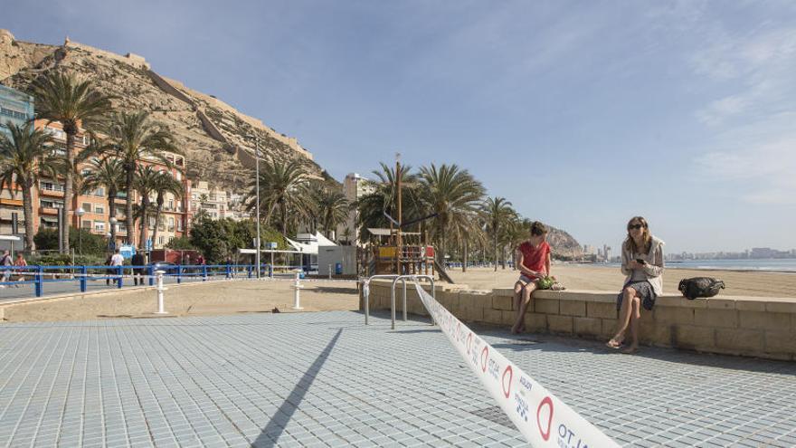 La playa del Postiguet, cerrada.