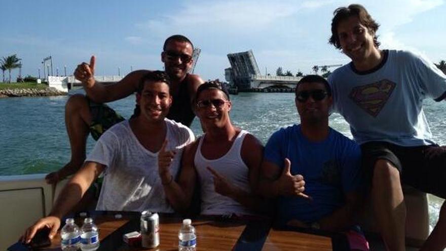 Cristiano ha colgado en Twitter fotos con sus amigos.