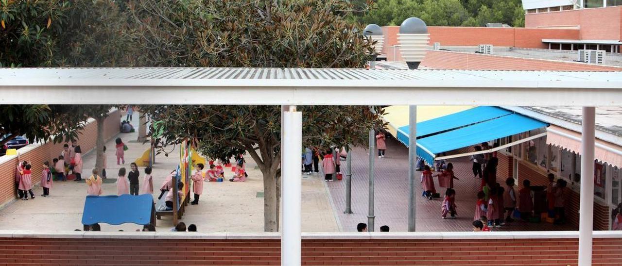 Patio de Infantil del colegio público San Rafael de La Nucía, en una imagen de archivo.