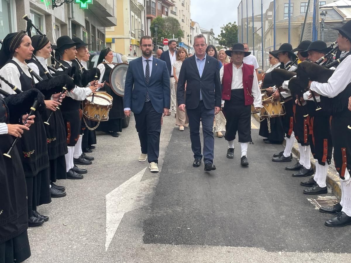 Por la izquierda, el alcalde de Tapia, Pedro Fernández, el Consejero de Medio Rural, Marcelino Marcos Líndez, y el portavoz de la banda de gaitas organizadora del encuentro, Martín Cascudo.
