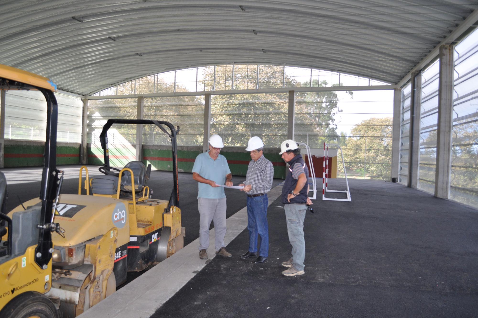 Visita del alcalde y los técnicos a las obras del polideportivo de El Pirul, en La Matanza