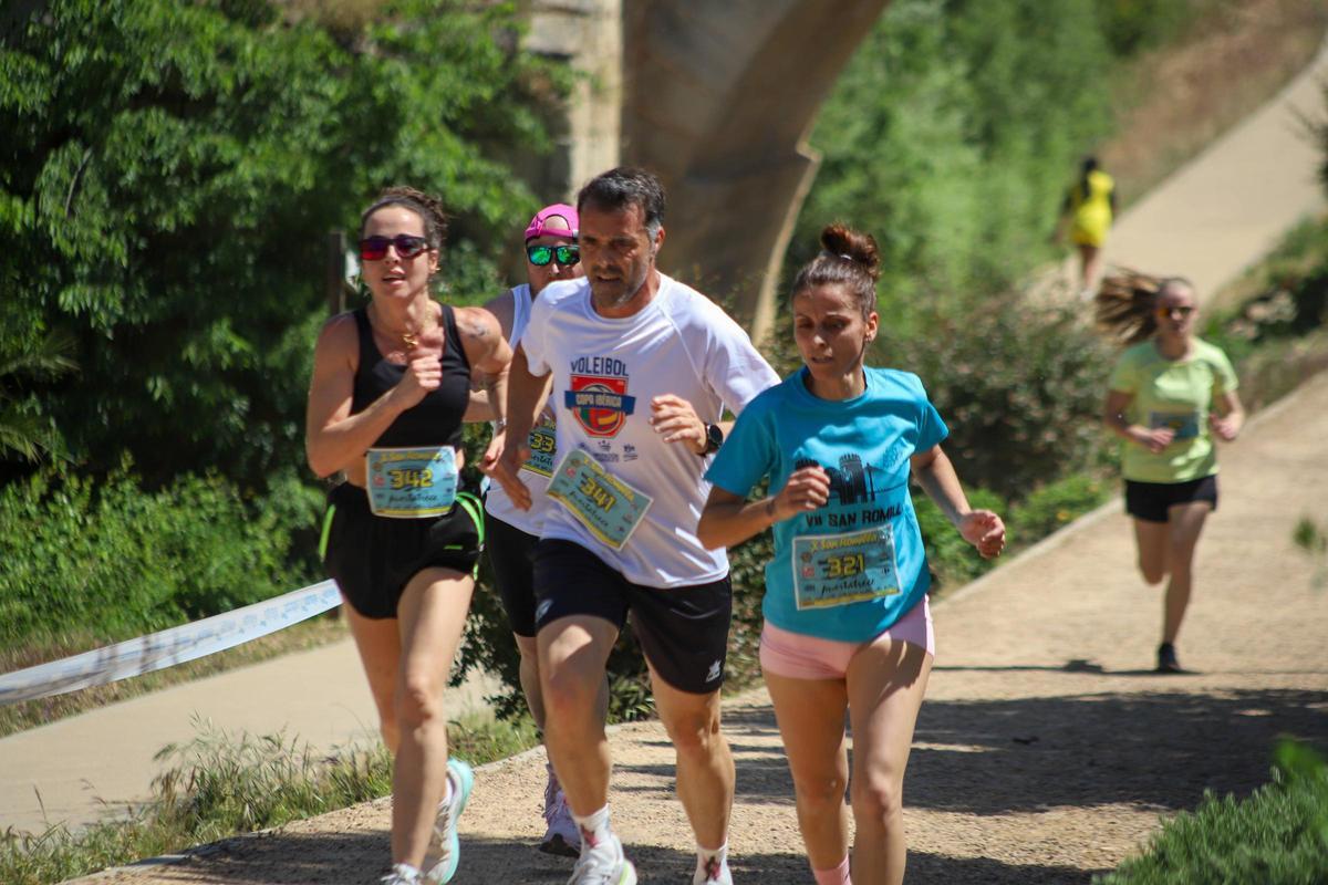 Varios corredores durante la carrera absoluta.