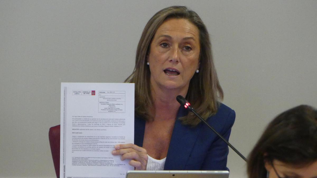 Luisa Sánchez, con la documentación del recibo de la basura.