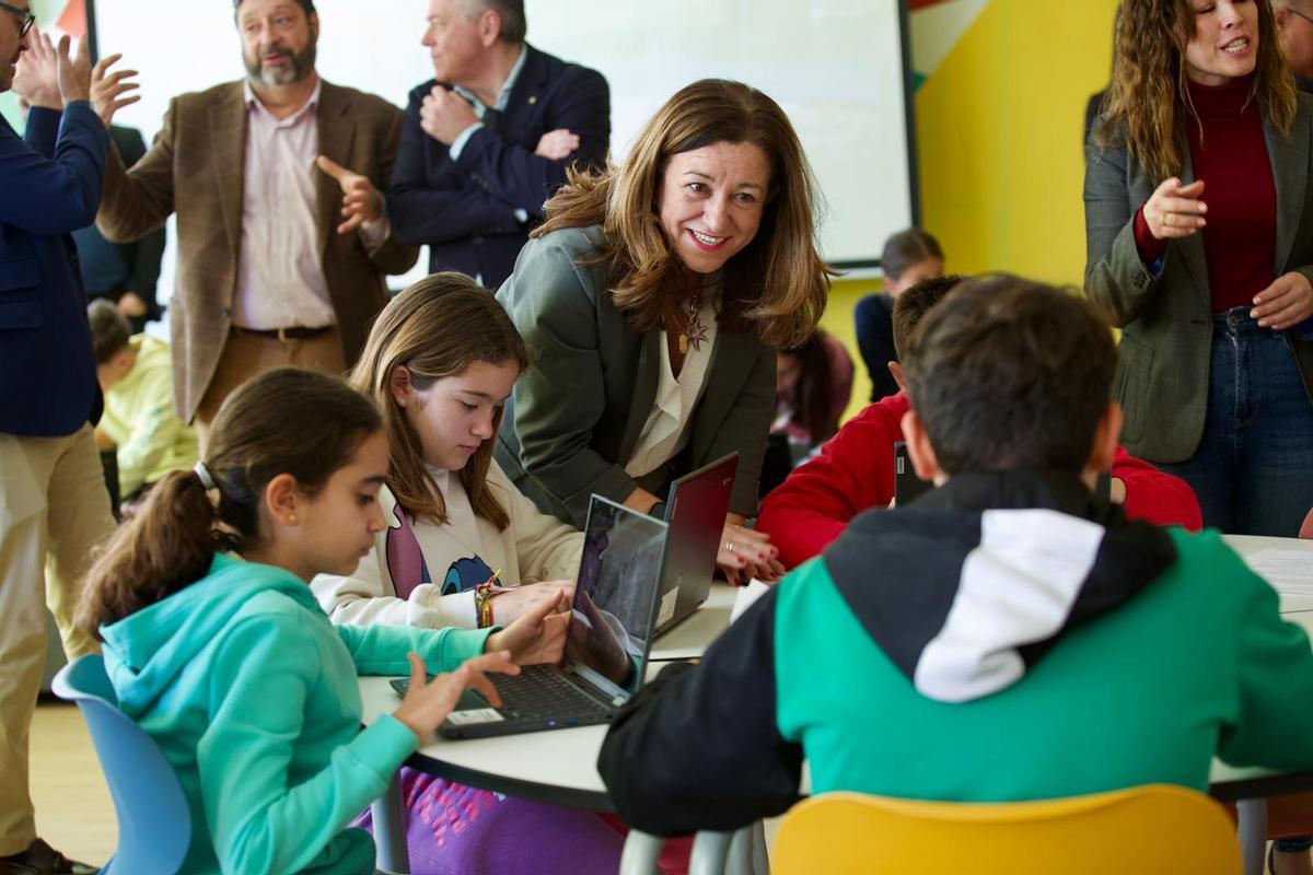 La consejera de Educación andaluz, María del Carmen Castillo, en el CEIP Flor de Azahar en Cártama.