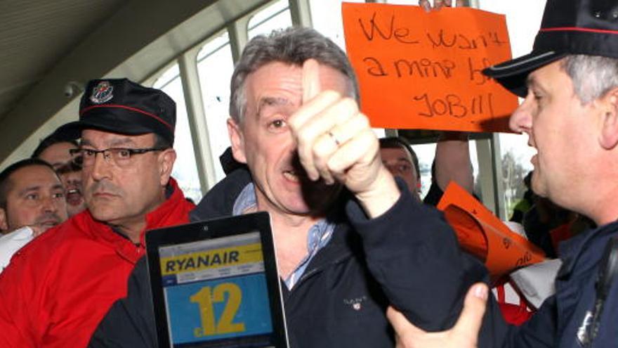 Michael O&#039;Leary protegido por agentes de la Ertzaintza.