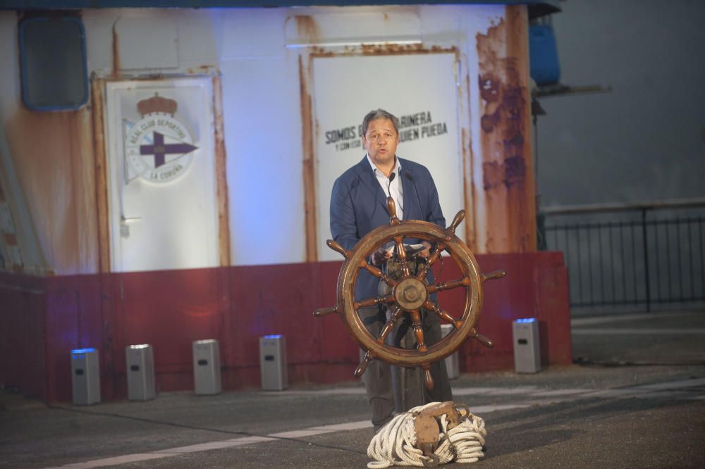 El presidente de Abanca, Juan Carlos Escotet, el alcalde Xulio Ferreiro y el concejal de Deportes, José Manuel Sande, entre los asistentes a la presentación de la nueva equipación.