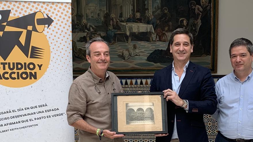 Donan una fotografía histórica al instituto Aguilar y Eslava de Cabra