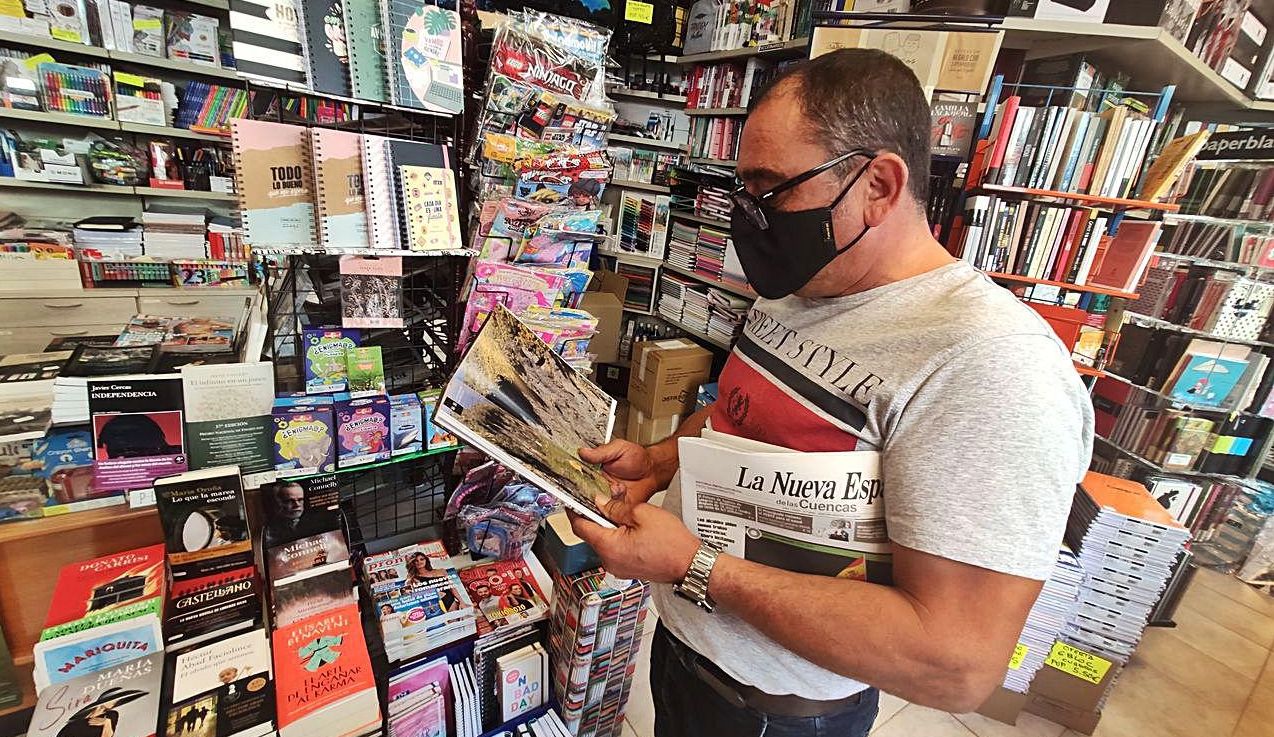 Antonio Fernández ojea el volumen en una librería de Mieres. | ANDRÉS VELASCO 