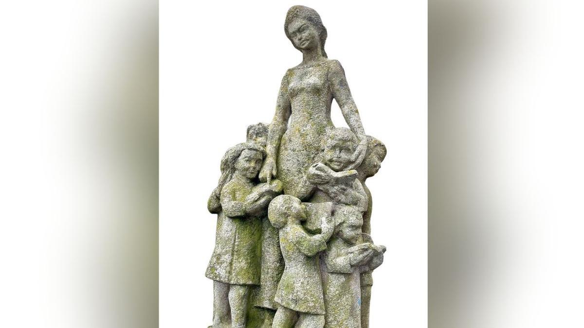 «A mestra», do escultor Camilo Nogueira Martínez.