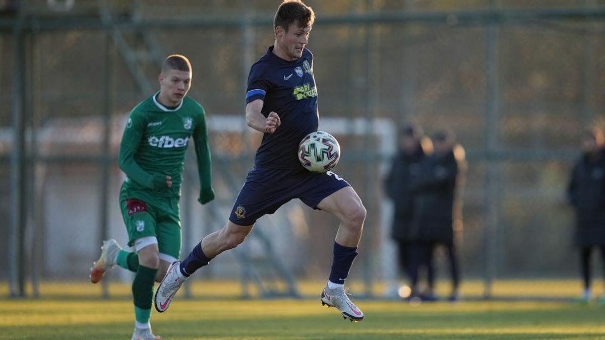 Marc Gual, en una jugada con el Dnipro ucraïnés.