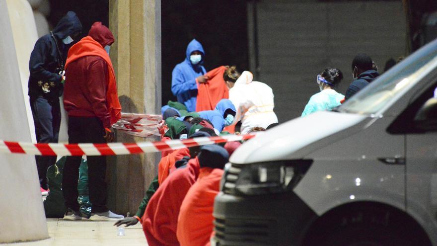 Archivo - Efectivos sanitarios del Servicio de Urgencias Canario (SUC) y Cruz Roja, atienden a varios migrantes a su llegada al muelle de La Restinga tras ser rescatados de una patera, a 23 de agosto de 2021, en la isla de El Hierro, a 22 de agosto de 202