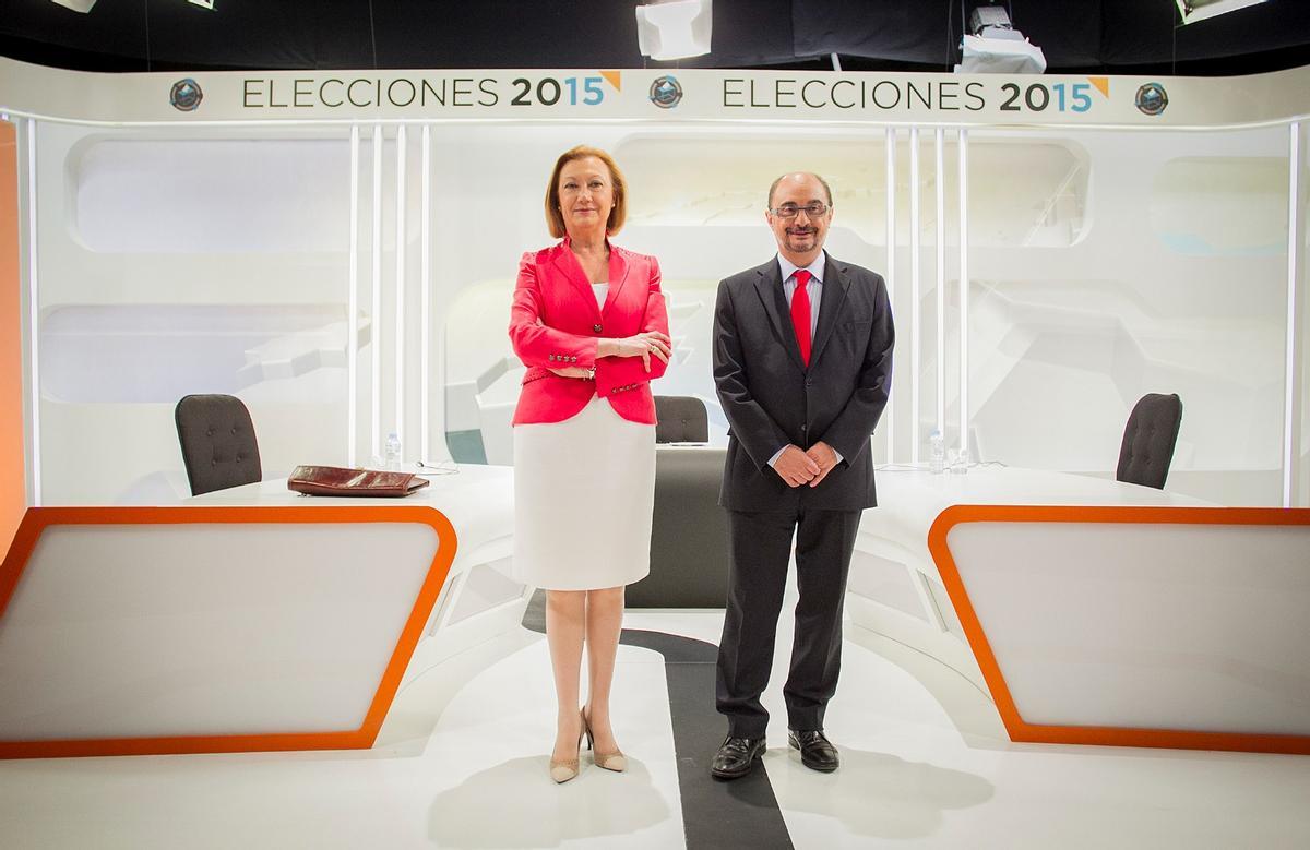 Luisa Fernanda Rudi (PP) y Javier Lambán (PSOE) posan antes del inicio del debate de mayo de 2015.