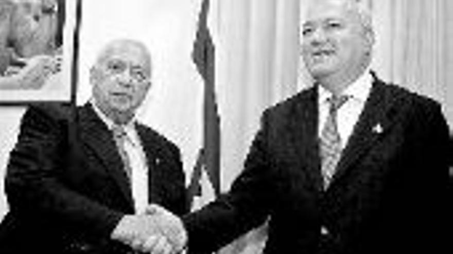 Moratinos se acerca a Sharon con gestos favorables a Israel