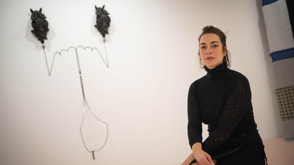 Beatriz Roca ante una de las piezas de la nueva exposión 'Sin previo acuerdo'.