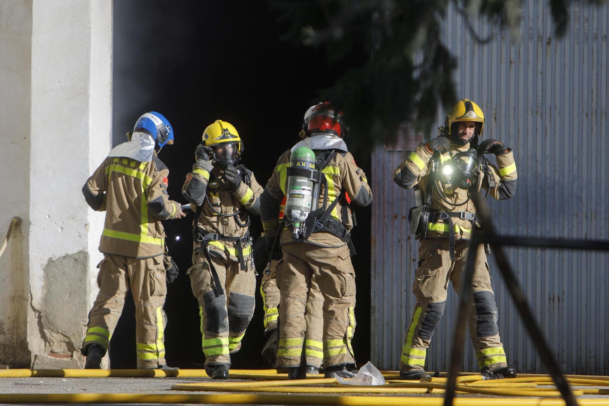 Aparatós incendi en una nau industrial a Vilobí
