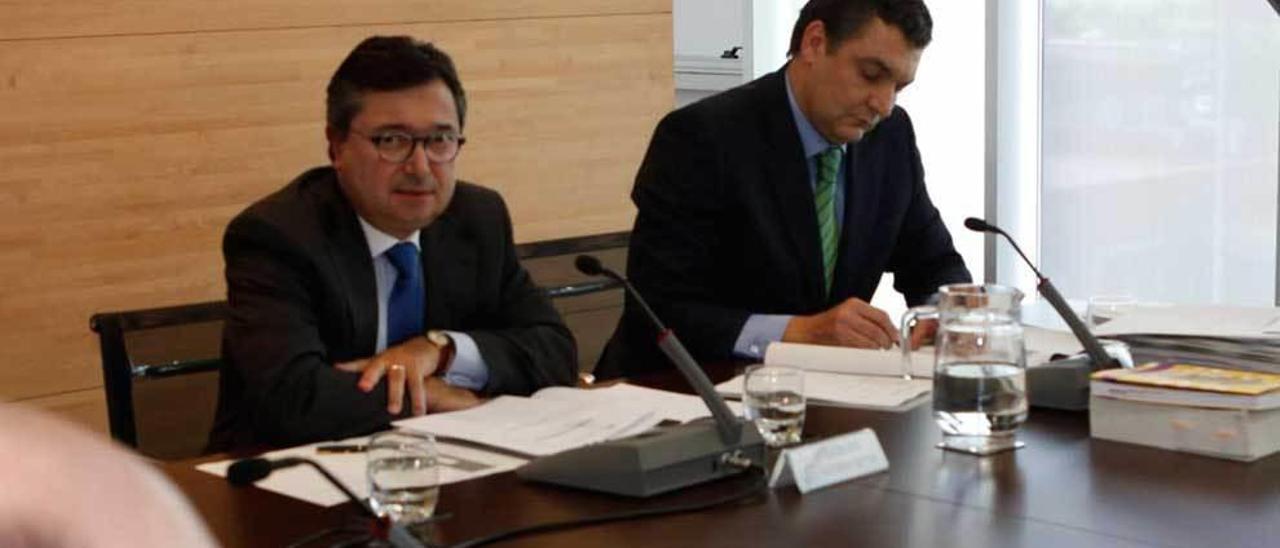 Por la izquierda, Lourido y Barettino, en el consejo de administración de El Musel del miércoles.