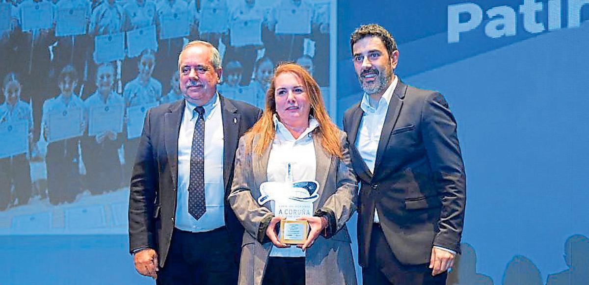 Francisco Duarte, director de Personas de Vegalsa-Eroski; el árbitro Carlos Cortes; y Pedro Costa, gerente general de Prensa Ibérica Galicia.