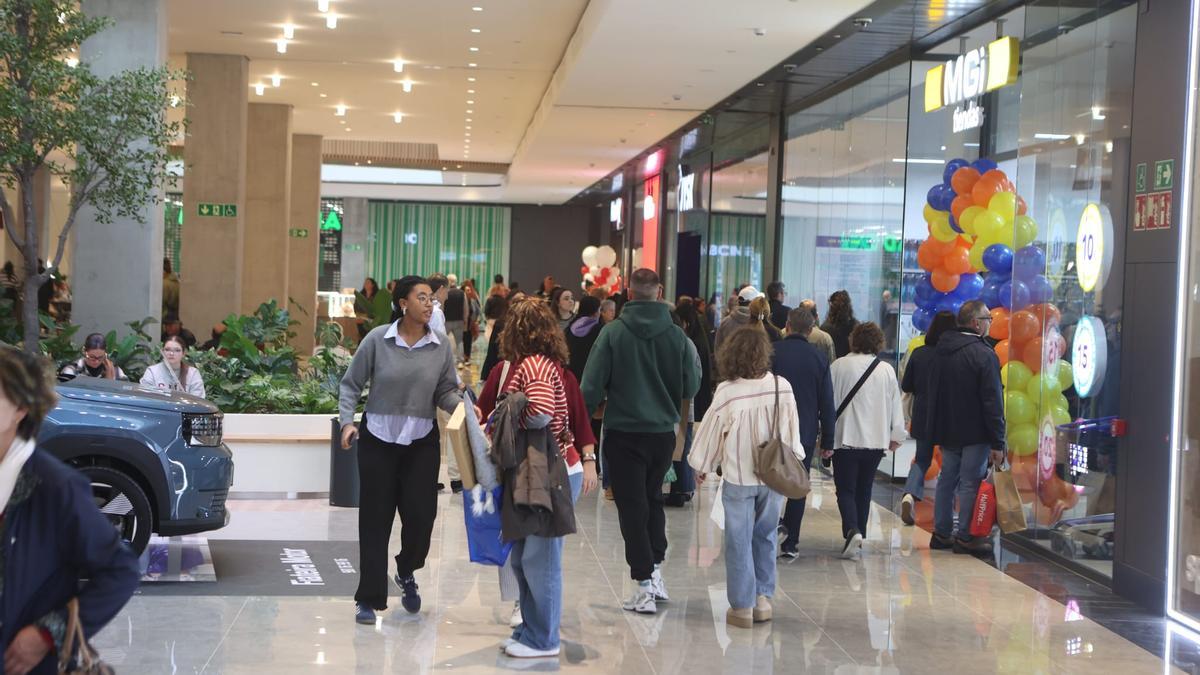 Abarrote en el Marineda City en el primer día de apertura tras su "reinauguración"