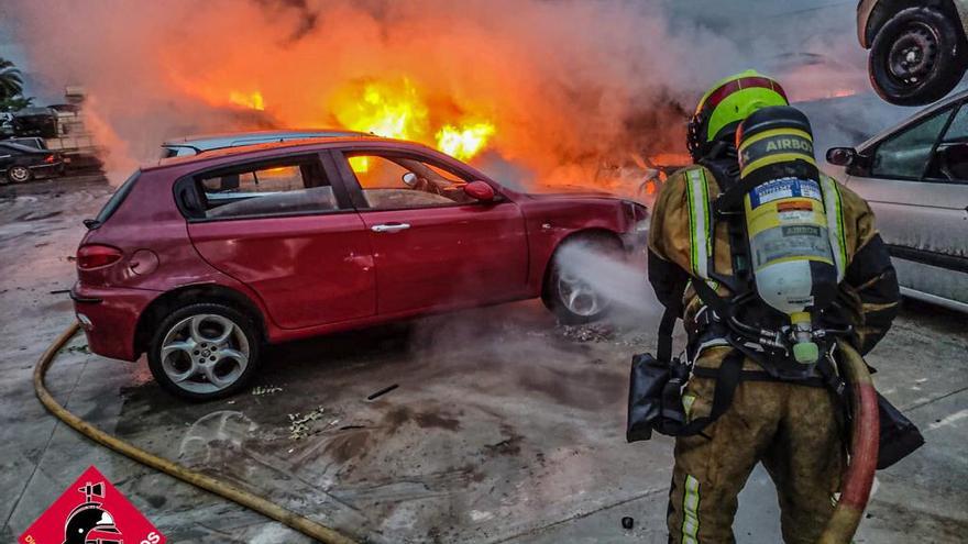 incendio en una empresa de desguace en Catral